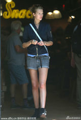 组图：小李约会被拍 见镜头超模女友丢一边！