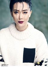 组图：陈数轻熟风冷艳写真 半透视装美背隐现