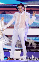 组图：刘在石率《无限挑战》参加赛车比赛