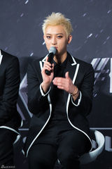 独家高清：EXO出道两年首开唱 11成员一夜长大