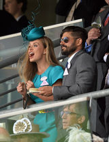 组图：凯瑟琳-詹金斯牵手未婚夫优雅亮相