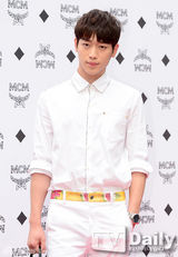 组图：EXO亮相引粉丝围堵致交通瘫痪