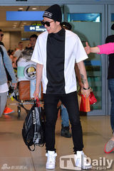 组图：Block B离台返韩 黑超炫酷纹身醒目