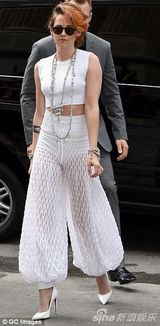 组图：暮光女短发新造型亮相 透视灯笼裤露蛮腰