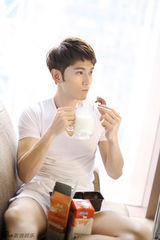 组图：徐正曦最新杂志写真演绎白色恋人