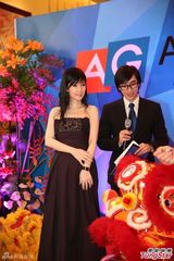 组图：周慧敏一袭黑裙亮相 长发飘逸清纯可人