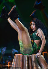 组图：麻辣鸡露半球 扭臀热舞秀性感