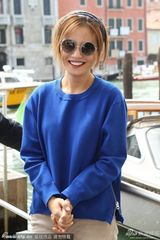 组图：陈可辛携吴君如抵达威尼斯 赵薇墨镜遮面