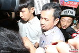 组图：柯震东北检报到全程低头 遭围堵寸步难行