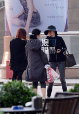 独家：冯小刚女儿穿校服活泼可爱 与徐帆亲昵