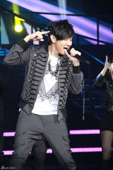 组图：《喜剧力量》朱时茂遭遇女汉子挟持结婚