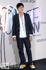 组图：EXO汤唯等亮相活动 休闲装扮也时尚