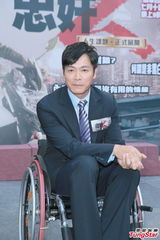 组图：郭晋安为宣传坐轮椅 田蕊妮假发像徐子珊