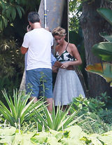 组图：大表姐詹妮弗-劳伦斯丛林拍大片 红唇露玉背美腿