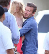 组图：贝嫂出街忙新店装修 爸爸当家小七变邋遢