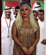 组图：Lady Gaga穿透视薄纱裙秀豪乳 变身优雅女神