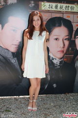 组图：钟嘉欣豪言收视30点穿高叉泳衣开派对