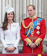 组图：英皇室齐聚为女王庆生 凯特威廉对视甜蜜