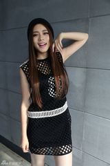 组图：朱婧展示时尚春装 百变造型活力四射