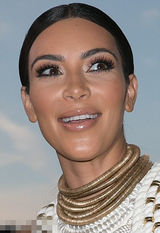 组图：卡戴珊镶金礼服显玲珑身段 秀百万订婚戒