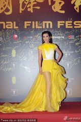 组图：李冰冰黄色礼服美艳 薄纱裙长腿若隐若现