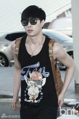 组图：EXO赴成都开唱 灿烈黑衣扮酷世勋帅气