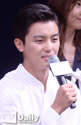 组图：韩星郑柔美出席发布会 迷你裙秀美腿