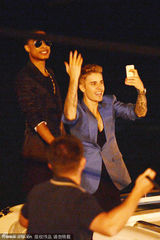 组图：比伯被揍后深夜精神亢奋 与女伴玩自拍