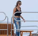 组图：比伯挨揍后无损心情 与神秘女激情一整夜