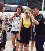 组图：林妙可七夕出游 引帅哥索要合影