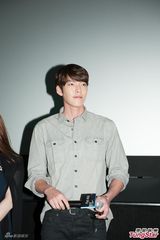 组图：金宇彬香港会粉丝人气高 大长腿笑容迷人