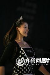 组图：葛天济南参加选秀 环肥高挑笑容满面