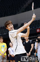 组图：2PM尼坤出席羽毛球活动 阳光笑容暖人心