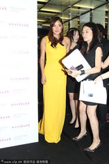 组图：乐基儿身材发福添风韵 斜肩黄裙自信满满