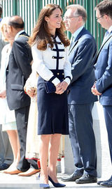 组图：凯特王妃参观破译局 高挑身材显皇室气质