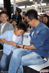 组图：郭涛携子站台 石头胆大公然整老爸