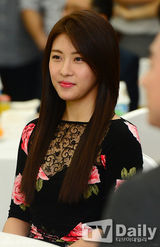 组图：河智苑任宣传大使 旗袍尽显优雅气质