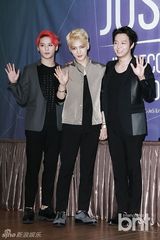组图：JYJ举行新专发布会 露胸肌秀性感