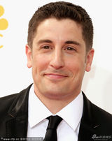 组图：贾森-马修-比格斯帅气亮相艾美红毯