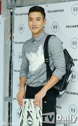 组图：Super Junior崔始源出席时尚活动 获粉丝闪光灯洗礼