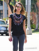 组图：杰西卡-阿尔芭背双肩包似少女 紧身裤秀完美翘臀