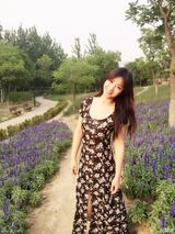 组图：柳岩出游晒甜美自拍 露背长裙妩媚