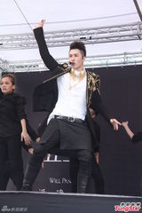 组图：潘玮柏《小丑》自创MV挑战不同类型角色