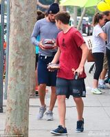 组图：小贝锁眉似有心事 长子布鲁克林越发帅气