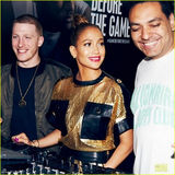 组图：洛佩兹超短裙秀大腿 黑超遮面土豪范十足