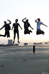 组图：韩团Notice写真 威廉古堡嘻哈造型尽显