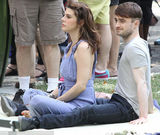 组图：丹尼尔拍新片“腰缠万狗”变狗贩子