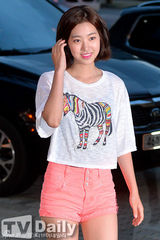 组图：《异乡人》杀青 李钟硕短发显憔悴