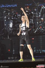 组图：多变哈林(庾澄庆)唱金曲 登小巨蛋万人同欢