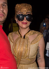 组图：Gaga霸气埃及艳后装出街 与粉丝合影高冷